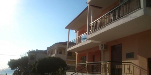 Divinis Apartments & Studios